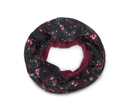 Schwarzer Schlauchschal mit floralem Muster in Pink, Grün und Bordeaux, innen bordeauxfarbenes Fleece.
