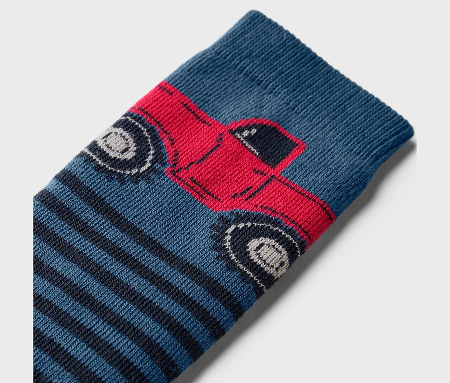 Detailaufnahme einer Kinder-Antirutsch-Socke mit Truck-Motiv, 2 Paar.