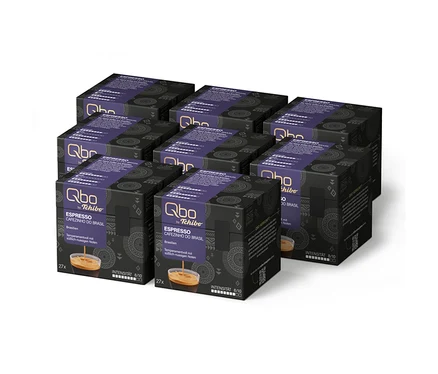 Neun schwarz-violette Schachteln Qbo Espresso CAFEZINHO DO BRASIL Kaffeekapseln, jede Schachtel enthält 27 Kapseln, gestapelt auf weißem Hintergrund.