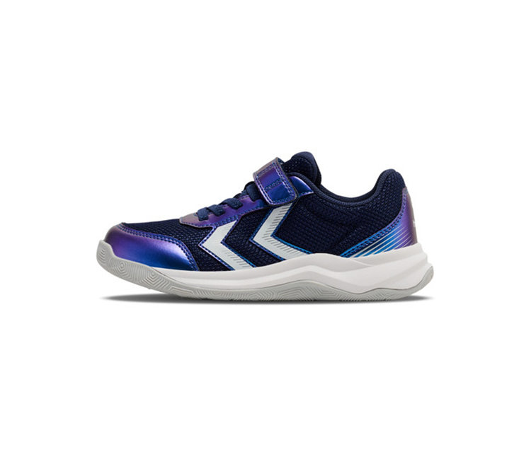Ein einzelner marineblauer Sportschuh mit irisierendem lila Zehenbereich und Ferse, einem weißen Chevron-Logo an der Seite, marineblauen Schnürsenkeln, einem Klettverschluss und einer gewellten weißen Zwischensohle mit einer grauen strukturierten Außensohle, von der Seite gezeigt.