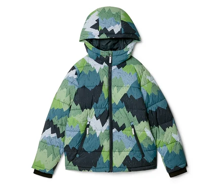Eine grüne, blaue und schwarze Steppjacke mit Kapuze und einem geometrischen Bergmuster. Sie hat einen Reißverschluss und zwei Reißverschlusstaschen.
