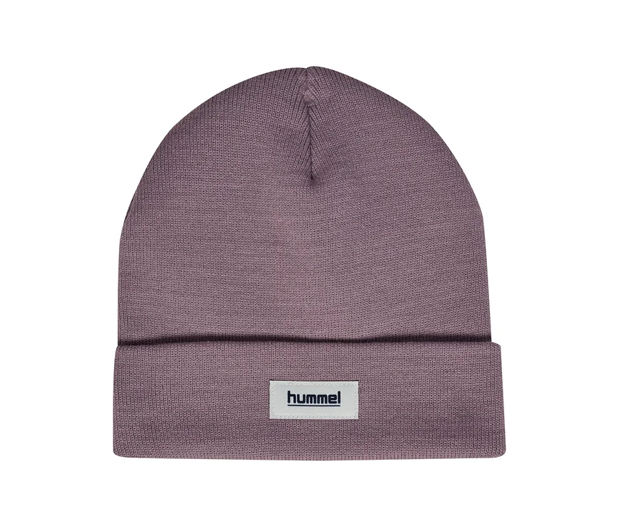 hummel® »HMLJR Knit Beanie«, lila. Lila Strickmütze mit umgeschlagenem Rand und weißem hummel®-Logoetikett.