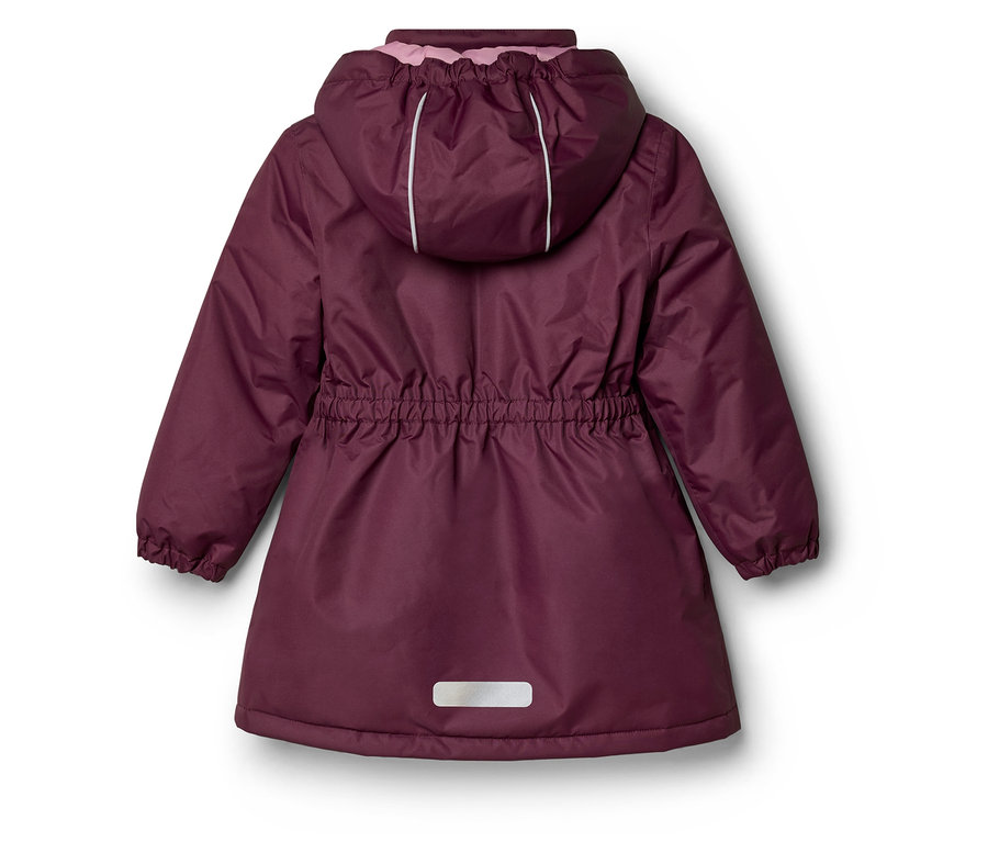 Rückansicht einer pflaumenfarbenen Kinderjacke mit hellrosa gefütterter Kapuze, zwei reflektierenden Streifen, geraffter Taille und reflektierendem Aufnäher.