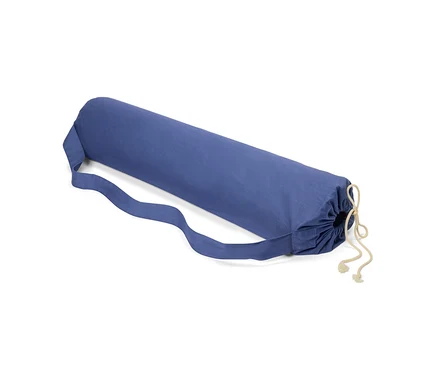 Eine blaue Schurwoll-Yogamatte ist zusammengerollt und mit einem Tragegurt versehen.