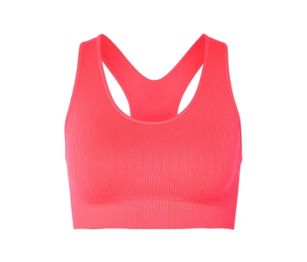 Nahaufnahme eines gerippten, korallenroten Sport-BHs mit Racerback-Design vor einem weißen Hintergrund.