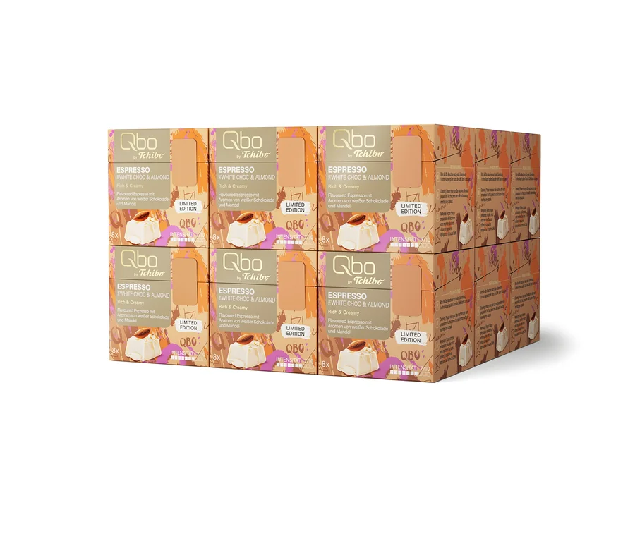 Zwölf braune Qbo by Tchibo Espresso White Choc & Almond Kaffeekapsel-Packungen, Limited Edition, in zwei Reihen gestapelt.