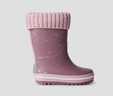 Lila NAME IT Thermo-Regenstiefel mit goldenen Herzchen und rosafarbener Strickmanschette. Der Stiefel hat eine mehrschichtige rosa-weiße Sohle und einen Reflektorstreifen an der Ferse.