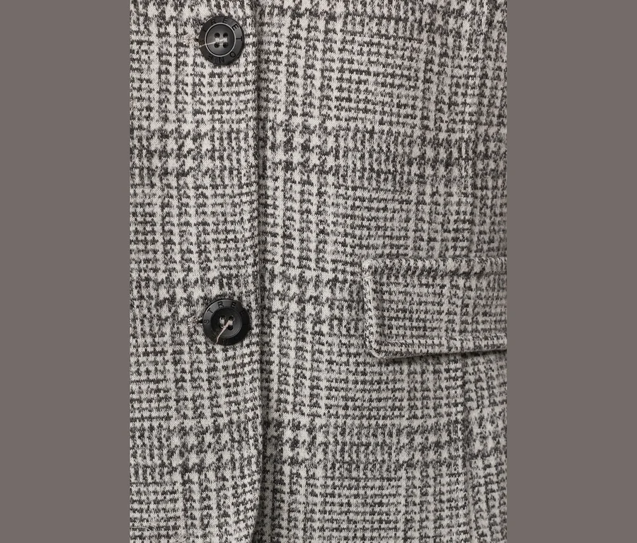 Nahaufnahme eines Street One Blazers in Grau-Weiß mit Hahnentrittmuster, schwarzen Knöpfen und einer Pattentasche.