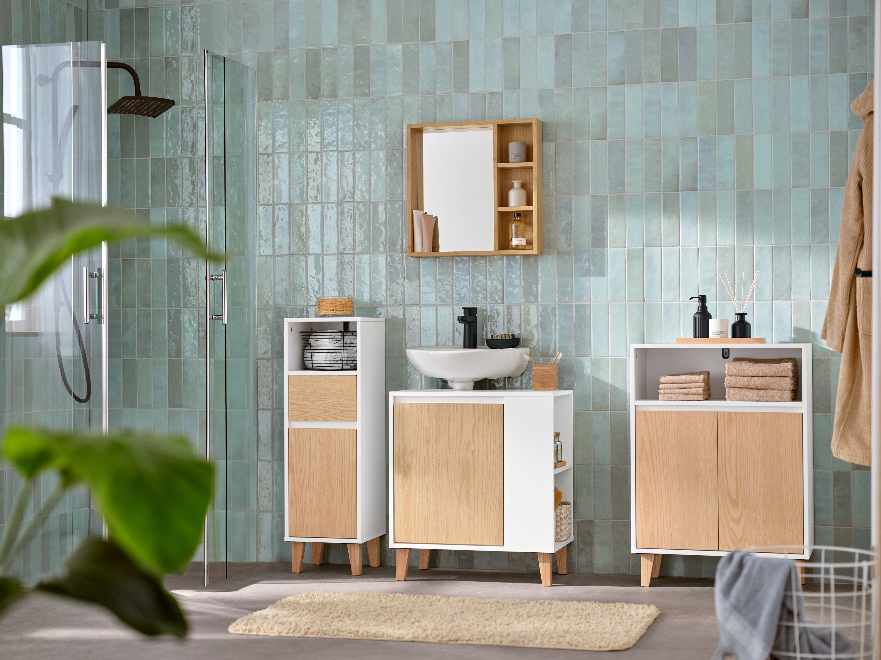 Badezimmer mit Waschbeckenunterschrank mit Tür und seitlichem Fach, Spiegel mit Ablageflächen, Sideboard mit 2 Türen und offenem Fach und Bad-Beistellschrank mit Schublade und Tür, schmal.