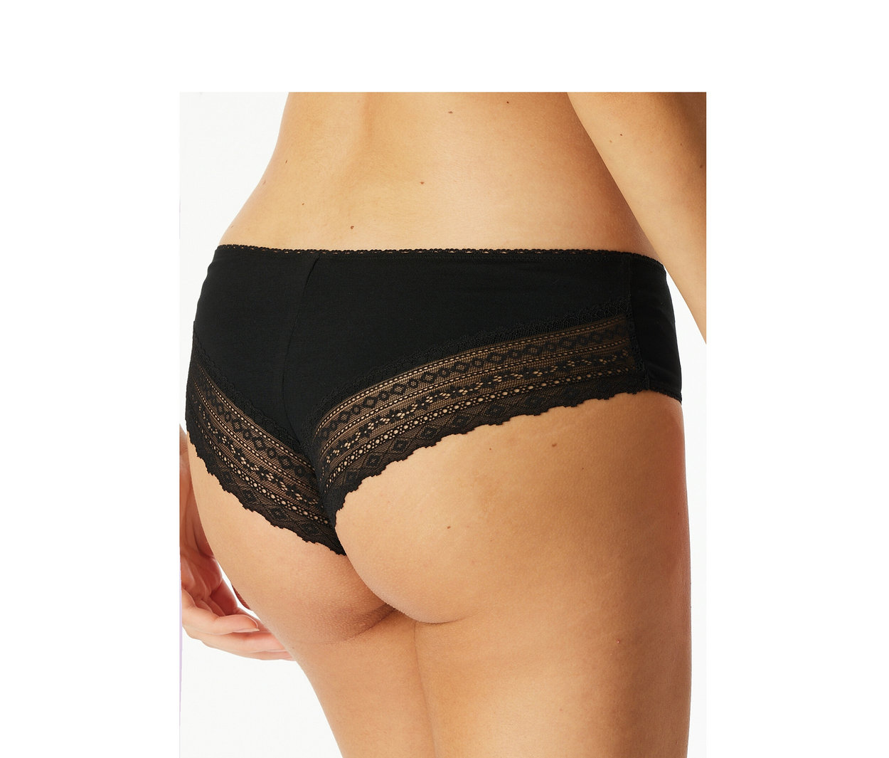 Rückenansicht einer Person, die schwarze SCHIESSER Brazilian-Slips mit Spitzendetails trägt.