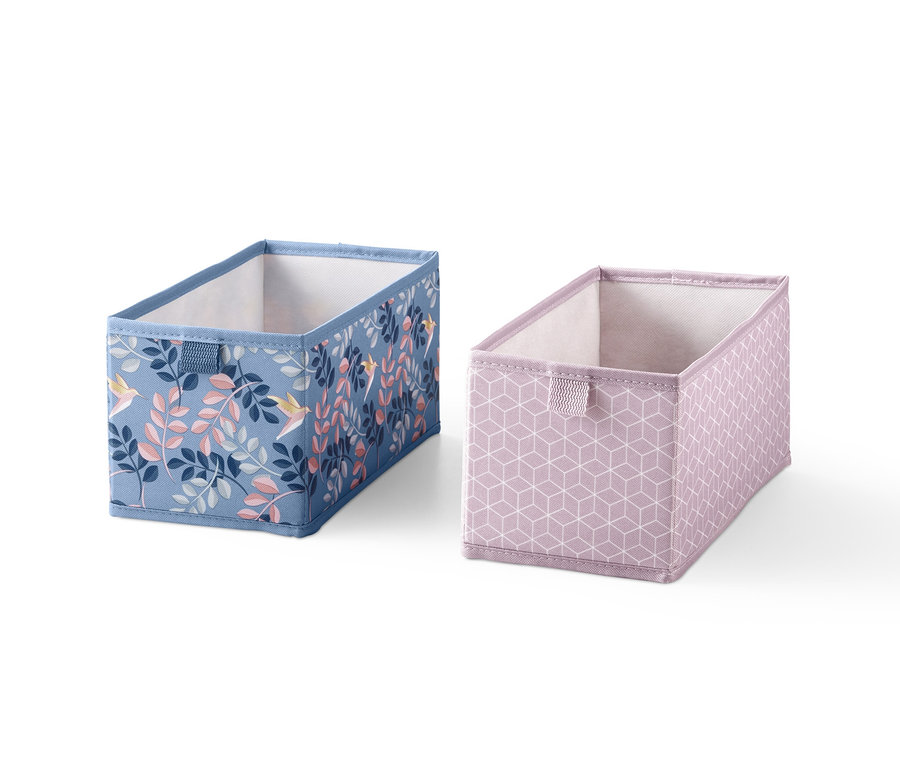 Zwei rechteckige Schubladen-Ordnungsboxen. Eine ist blau mit Blumenmuster, die andere rosa mit geometrischem Muster.