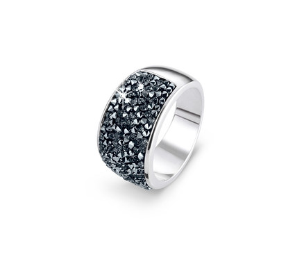 Nahaufnahme eines Rings, verziert mit Swarovski® Kristallen.