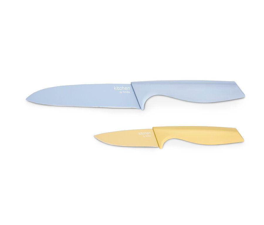 Zwei Küchenmesser aus einem Küchenmesser-Set liegen auf einem weißen Hintergrund.