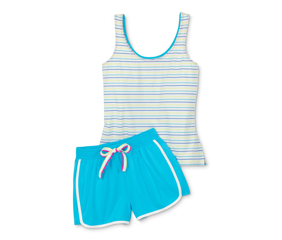 Ein Shorty-Pyjama mit einem gestreiften Top und blauen Shorts.