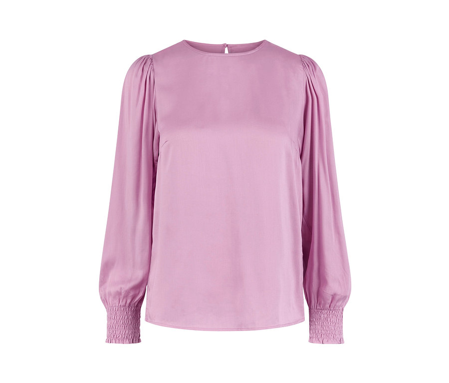 Helllila Bluse mit langen Ärmeln.
