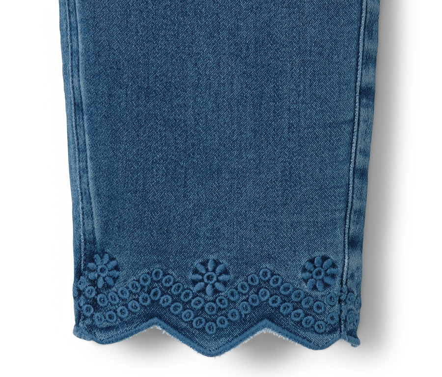 Detailansicht einer blauen 7/8-Treggings mit Lochstickerei am Saum.