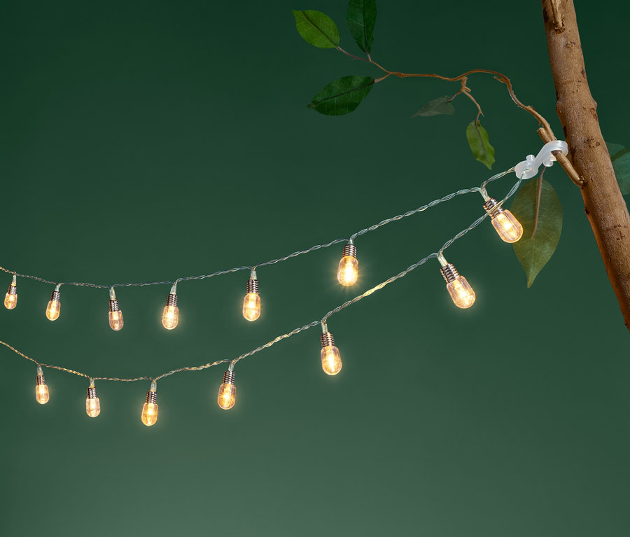 LED-Lichterkette mit Mini-Glühbirnen um einen Baum gewickelt.