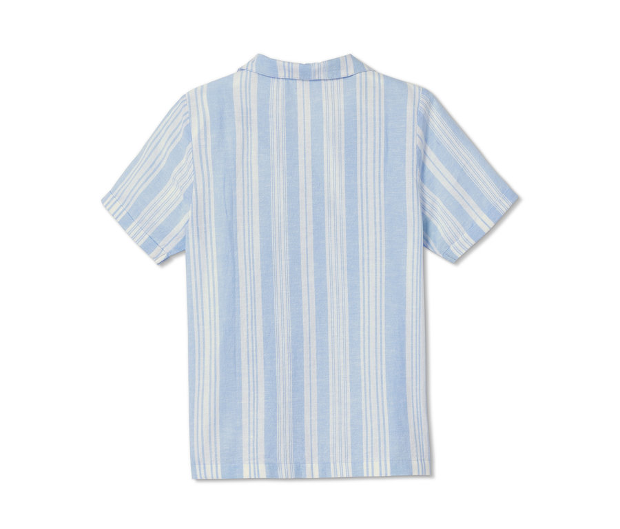 Rückansicht eines Kurzarmhemds aus Bio-Baumwolle mit blauen und weißen vertikalen Streifen.
