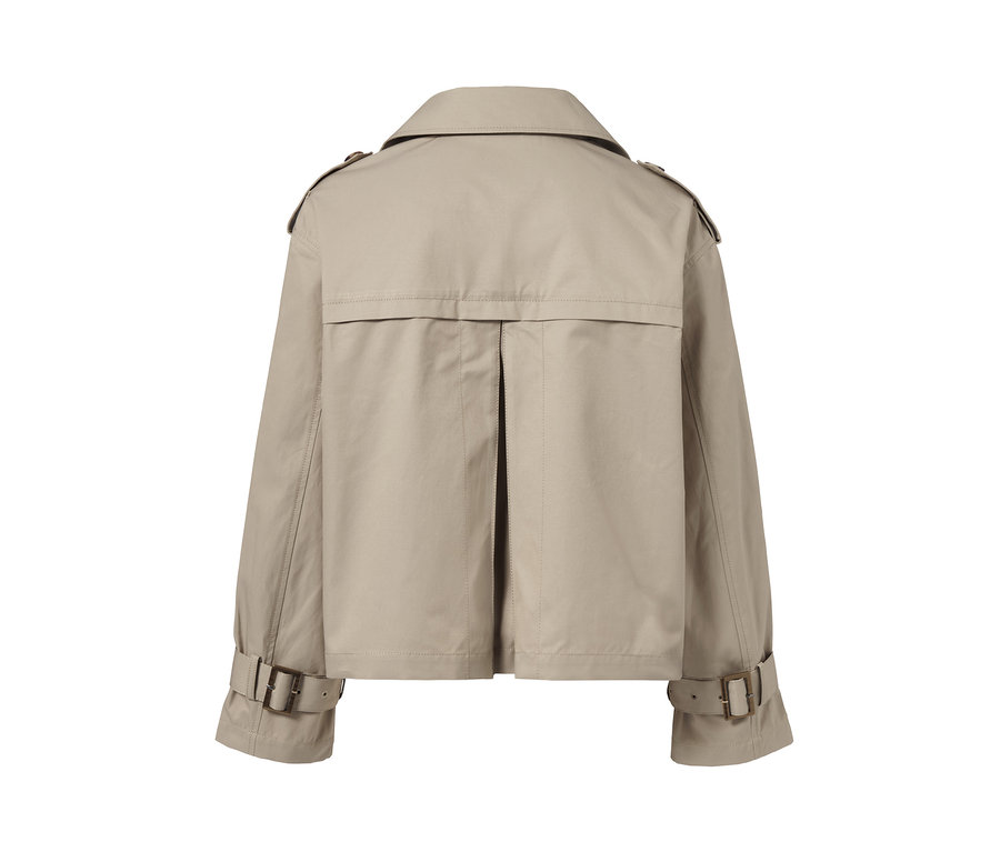 Detailansicht der Rückseite eines kurzen Trenchcoats.
