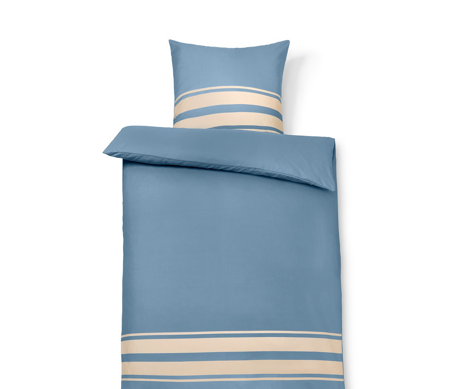 Blaue Microfaser-Bettwäsche mit cremefarbenen Streifen.