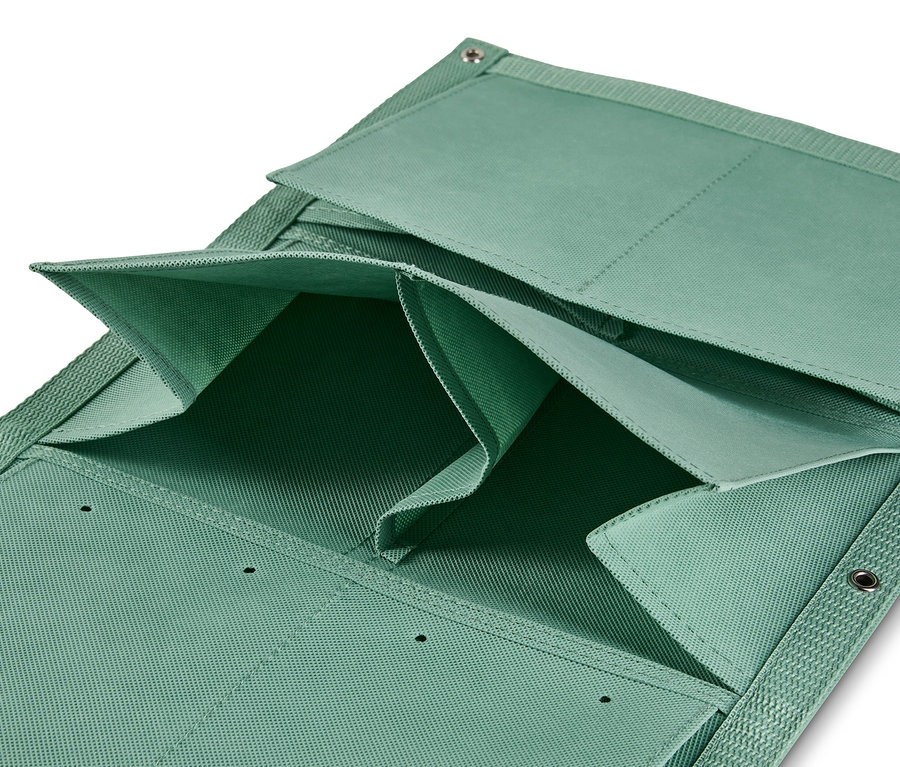 Detailaufnahme der grünen Pflanztaschen »Vertikalbeet«.