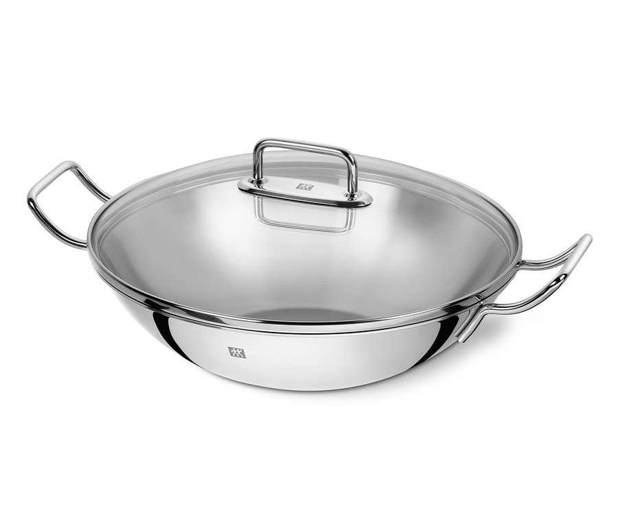 Ein ZWILLING® Plus Wok aus Edelstahl mit Glasdeckel.