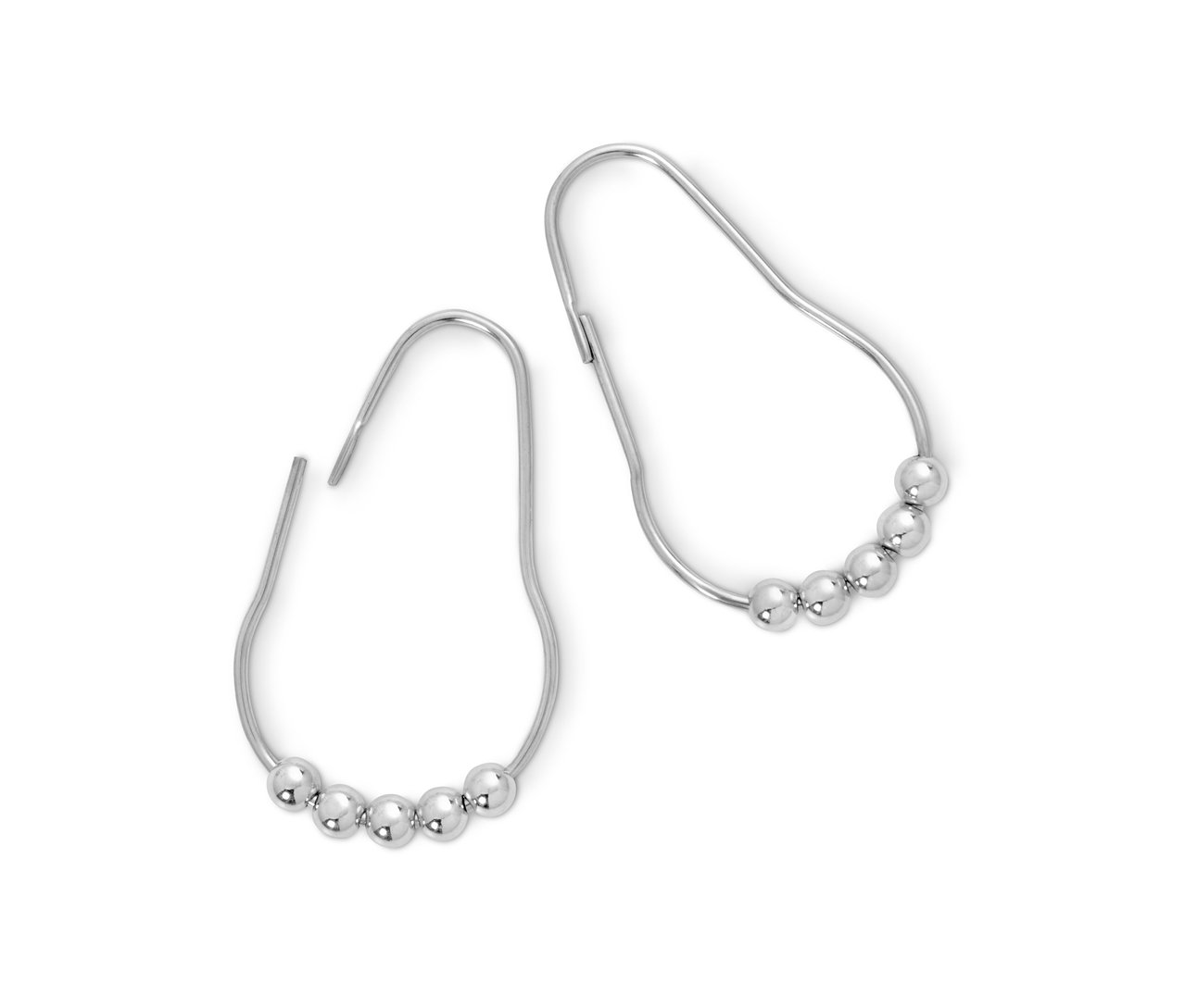 Zwei silberne Duschvorhanghaken mit Kugeln auf weißem Hintergrund.