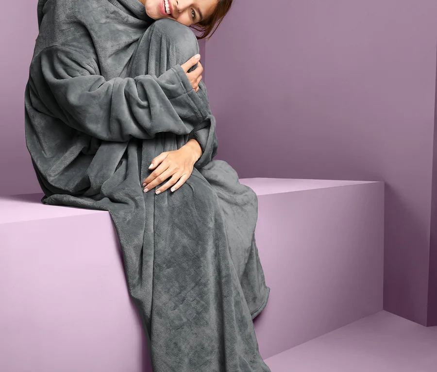 Kuscheldecke mit integrierten Ärmeln bei Tchibo kaufen