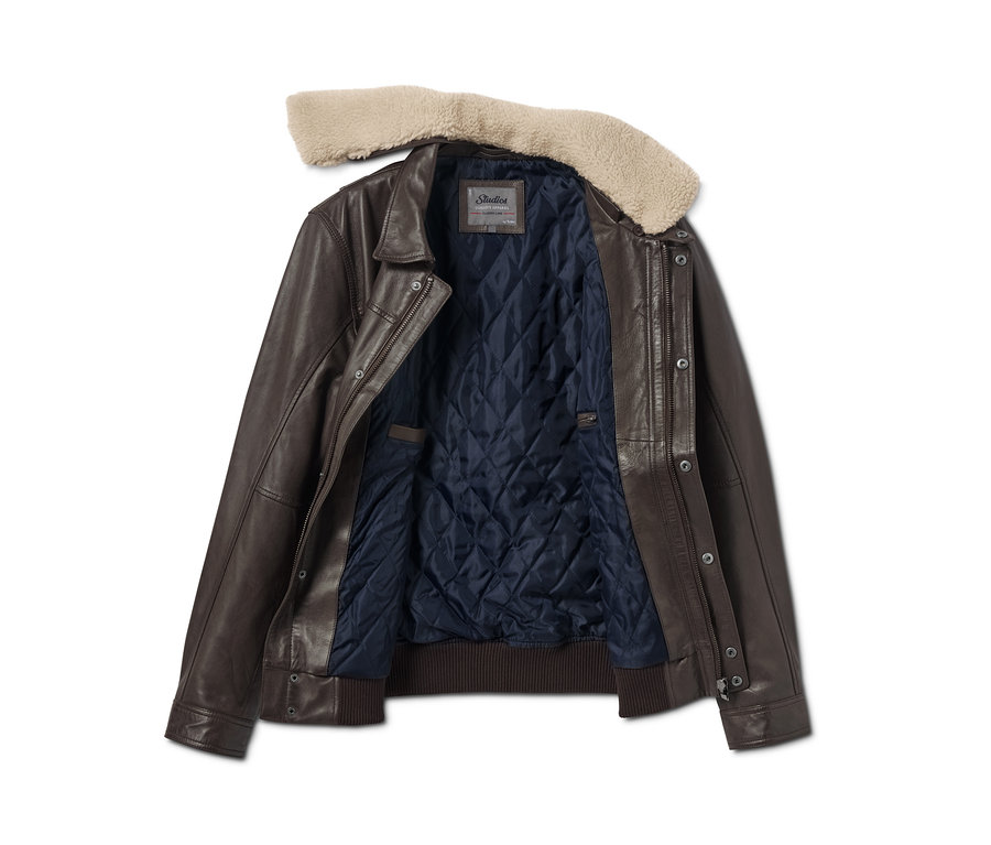 Braune Lederjacke im Aviator-Style mit cremefarbenem Kragen.
