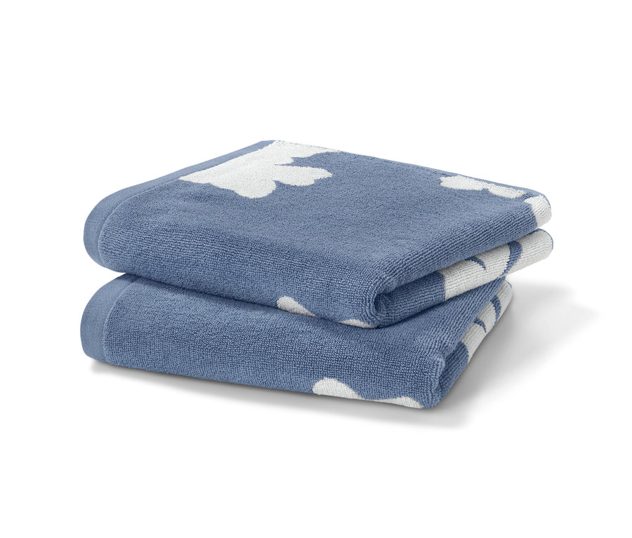 Zwei blaue Jacquard-Handtücher sind aufeinander gestapelt.