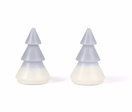 Zwei LED-Echtwachstannen stehen auf einem weißen Hintergrund.