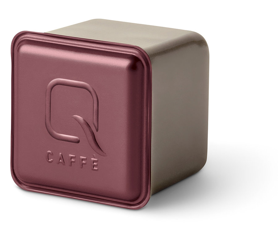 Ein Qbo Caffè KINYAA GALERAS Würfel mit Q Caffè Logo auf dem Deckel.
