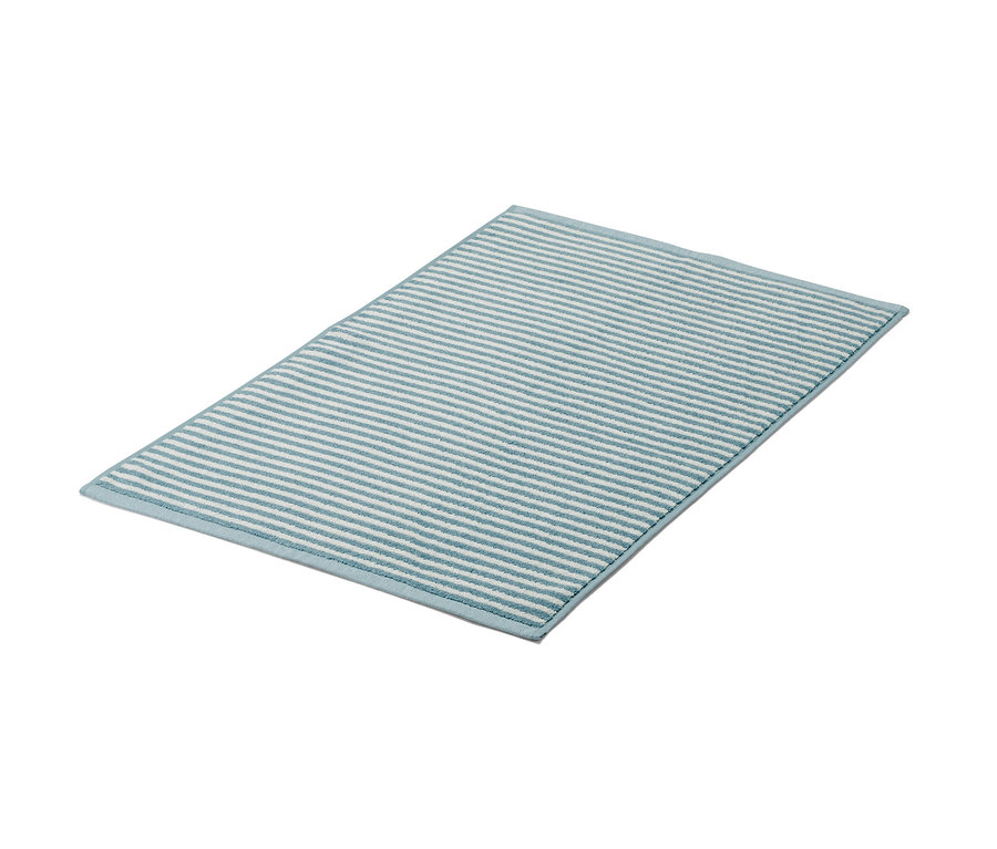 Blauer, hochwertiger Duschvorleger mit weißen Streifen.