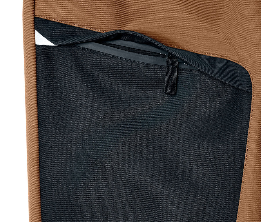 Detail einer Kinder-Softshellhose mit Reißverschlusstasche.