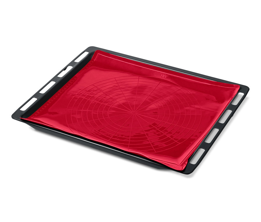 Rote Dauerbackmatte in einem schwarzen Backblech.