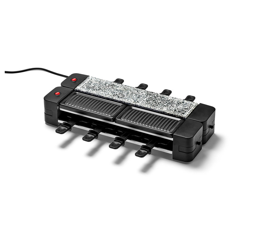 Nahaufnahme eines schwarzen, klappbaren Raclettes mit einer grauen Granitplatte und acht Pfännchen.