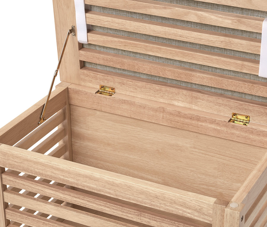 Geöffnete Massivholz-Sitztruhe mit Kissen.