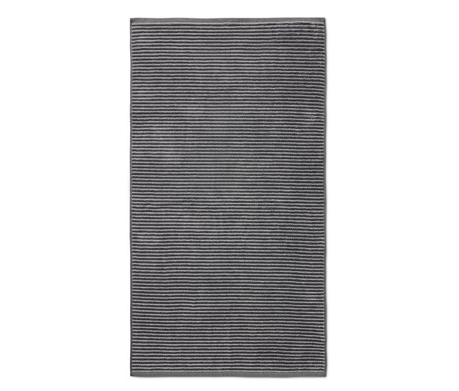 Detailaufnahme eines hochwertigen grauen Badetuchs mit horizontalen Streifen.