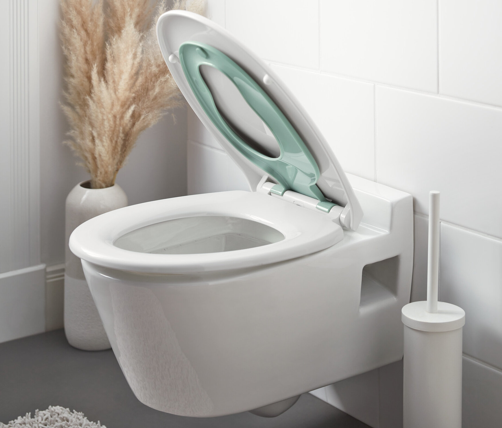 Weißes WC mit geöffnetem WC-Sitz »Family« mit Absenkautomatik.