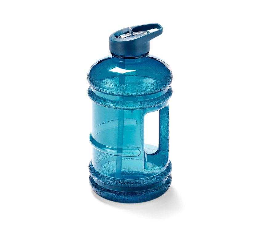 Eine blaue XXL-Trinkflasche auf weißem Hintergrund.