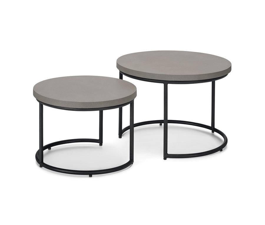 Zwei Couchtische mit grauer Beton-Tischplatte und schwarzem Metallrahmen.
