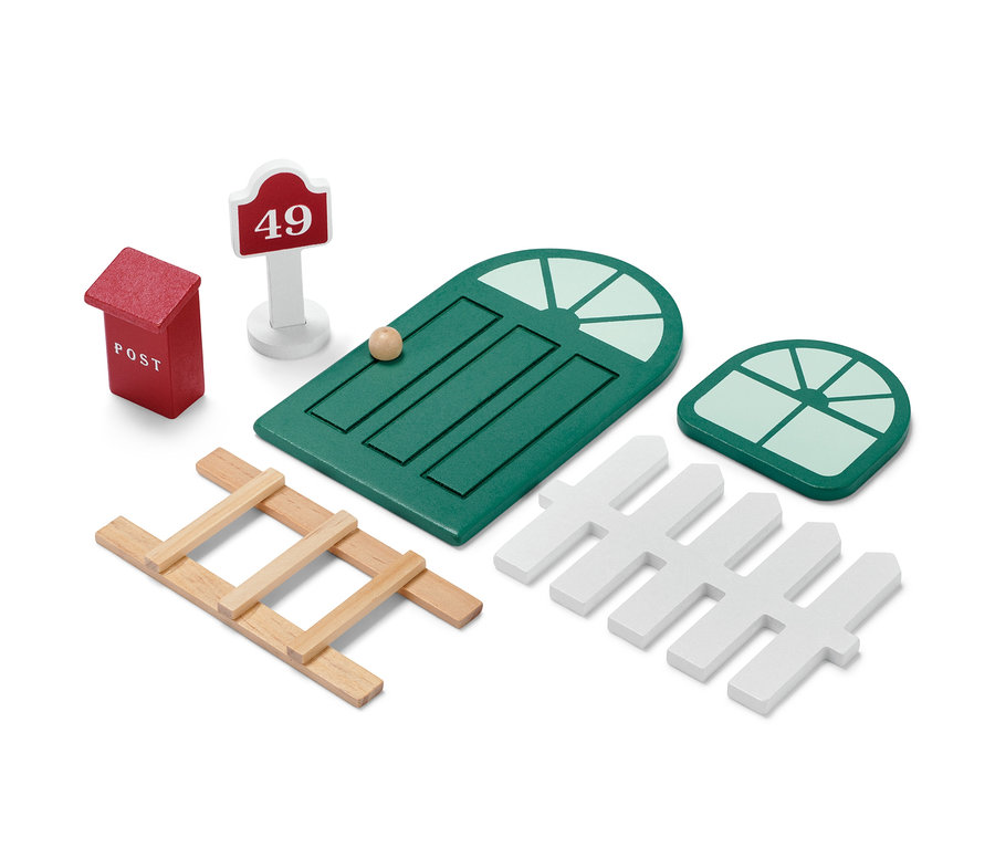 Wichteltür-Set mit grüner Tür, Fenster, Briefkasten, Leiter und Zaun.