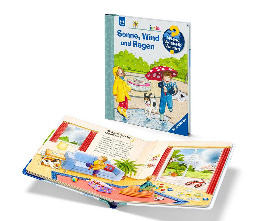 Geöffnetes Buch mit Illustrationen von Kindern im Regen im Freien und einer Innenillustration eines Kindes, das in einem Wohnzimmer spielt. Der Buchtitel lautet "Sonne, Wind und Regen".