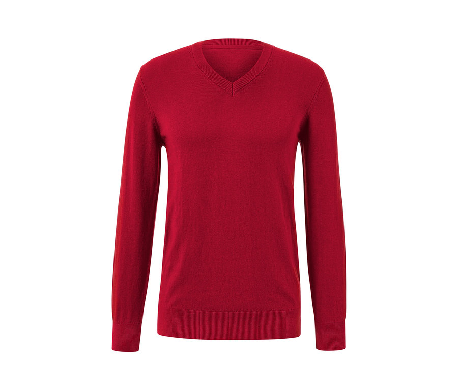 Roter Pullover mit V-Ausschnitt.
