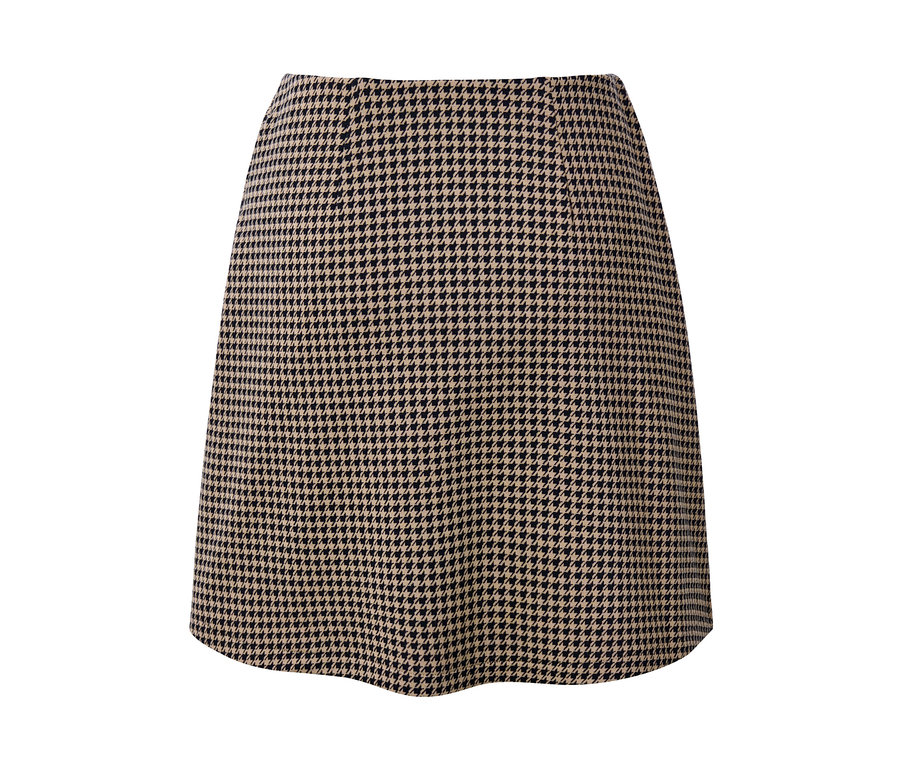 Detailansicht eines Sweatrocks mit Hahnentritt-Jacquardmuster.