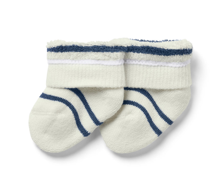 Zwei Paar weiße Baby-Socken mit blauen Streifen.