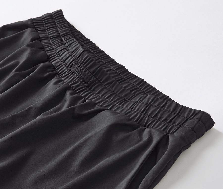 Detailaufnahme einer schwarzen Trainingshose.