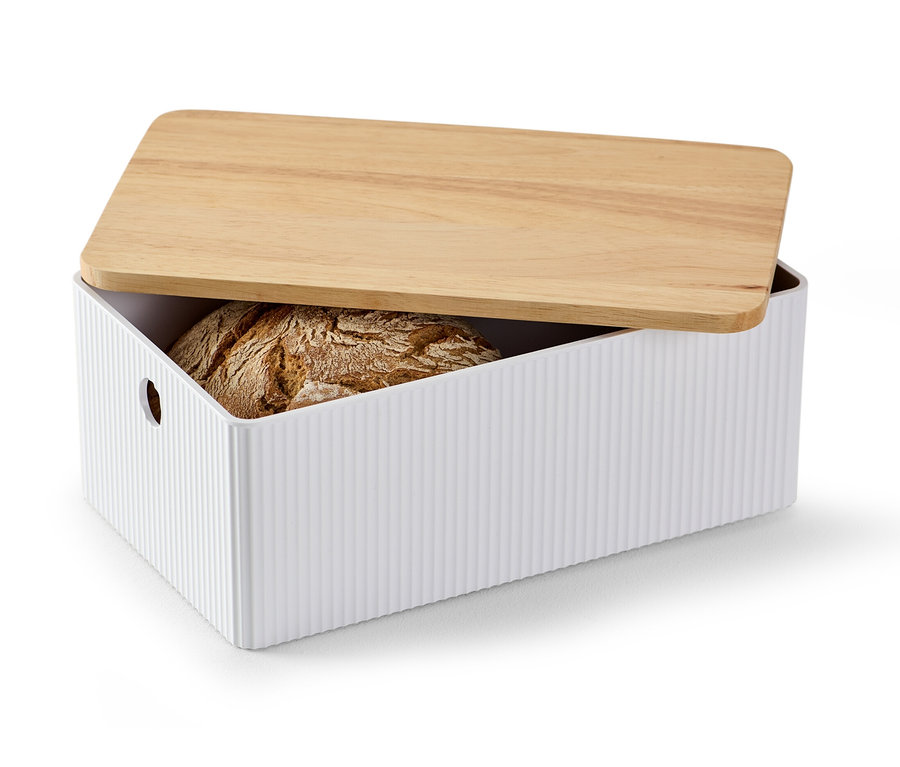Brotkasten mit Schneidebrett mit Brotlaib.