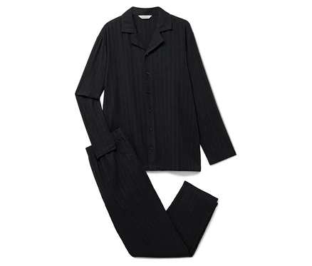 Ein gestreifter, schwarzer Pyjama-Set, bestehend aus einem langärmeligen Oberteil und einer Hose.