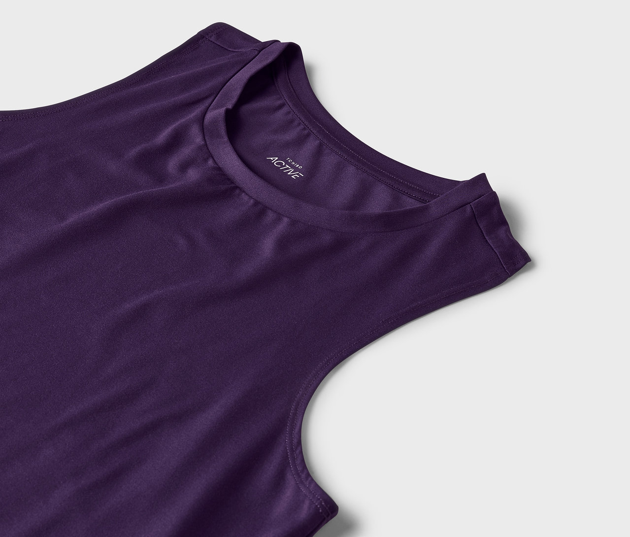 Detailaufnahme eines violetten Sportoberteils.